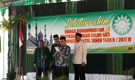 Sekretaris Umum PP Muhammadiyah, Abdul Mu'ti, didampingi sejumlah PDM Bantul tengah menjelaskan aplikasi Ukhuwah dan memberi pandangan tentang Batik Muhammadiyah Bantul di Silaturahmi Akbar Muhammadiyah Bantul, Ahad (23/7). 