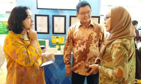 Sekretaris Utama Badan Standardisasi Nasional (BSN) Puji Winarni (kiri) saat ditemui di stand expo BSN dalam Ritech Expo 2018 yang merupakan salah satu rangkaian kegiatan Hari Kebangkitan Teknologi Nasional (Hakteknas)di Pekanbaru, Riau, Jumat (10/8).