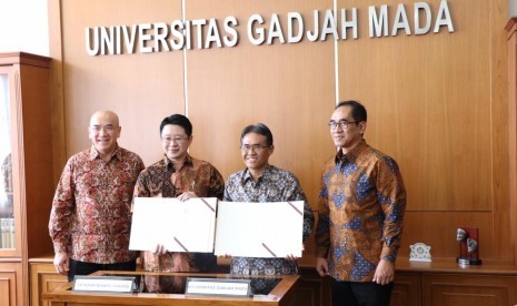 Sekretaris Yayasan Bhakti Tanoto, Lucky Kurniawan (kedua dari kiri) dan Wakil Rektor Bidang Kerjasama dan Alumni Universitas Gadjah Mada, Paripurna, SH (paling kanan) menandatangani perjanjian kerjasama untuk Dukung Pengembangan Pemimpin Masa Depan. Penandatanganan itu disaksikan oleh Global CEO Tanoto Foundation, Satrijo Tanudjojo (Kiri) dan Rektor Universitas Gadjah Mada, Panut Mulyono, (kedua dari kanan), Jumat (17/5). 