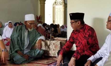 Sekrtaris TKN Hasto Kristyanto saat menemui Ulama Aceh Abuya Tu Min (kiri), Jumat (8/3).