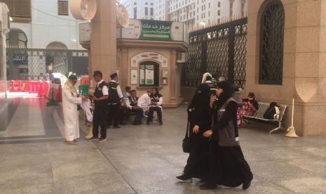 Seksus Nabawi sedang bertugas melayani jamaah haji di Masjid Nabawi