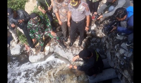 Sektor 7 Citarum Harum tengah menutup saluran limbah siluman yang berada di Kelurahan Pasawahan, Kecamatan Dayeuhkolot, Kabupaten Bandung, Kamis (5/9). Sekaligus mengecek kadar PH air limbah. 