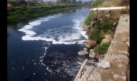 Sektor 7 Citarum Harum tengah menutup saluran limbah siluman yang berada di Kelurahan Pasawahan, Kecamatan Dayeuhkolot, Kabupaten Bandung, Kamis (5/9). Sekaligus mengecek kadar PH air limbah. 