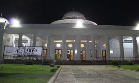 Sekumpulan jamaah tabligh mengisolasi diri meski hasil pemeriksaan rapid test mereka negatif terinfeksi virus corona, sedangkan satu orang meninggal positif corona. Foto Masjid Taqwa Bengkulu (ilustrasi)