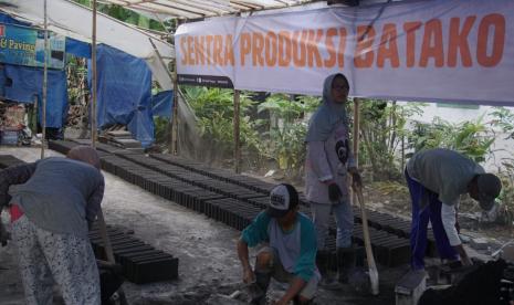 Selain hunian nyaman terpadu, ACT juga menginisiasi pengembangan produksi pabrik batako. Pabrik ini menjadi upaya pemberdayaan masyarakat di bidang ekonomi. Hal ini karena pabrik tersebut akan melibatkan warga sekitar dan korban terdampak. 