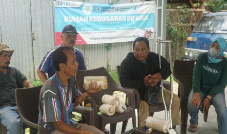 Selain layanan kesehatan, Pertamina juga memanfaatkan lokasi Rumah Kebugaran Difabel untuk membentuk rintisan usaha budidaya jamur tiram.