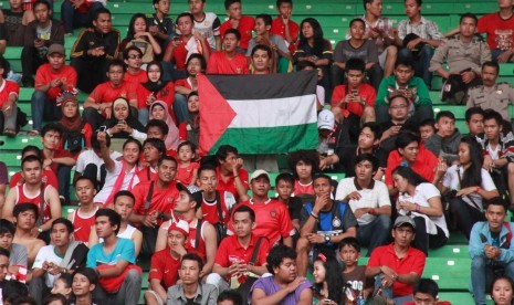 Selain membawa bendera merah putih, sebagai bentuk keprihatinan, Para pendukung Indonesia juga membawa bendera Palestina, di Stadion Utama Gelora Bung Karno, Jakarta, Sabtu (17/11). (ROL/Fafa)