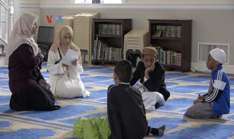 . Selain membuat berbagai program yang anak muda, banyak masjid juga merekrut generasi muda menjadi pengurus.