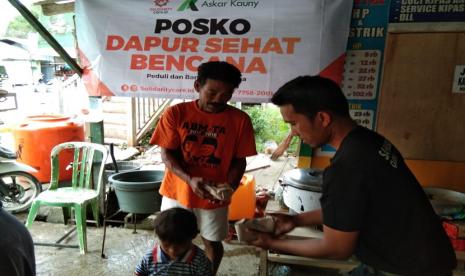 Selain menyalurkan bantuan, relawan Askar Kauny juga mendirikan dapur umum bagi kebutuhan pangan para pengungsi. Di Kecamatan Simboro, Kabupaten Mamuju, Askar Kauny bekerjasama dengan warga sekitar menyiapkan ratusan porsi makanan seriap harinya. 