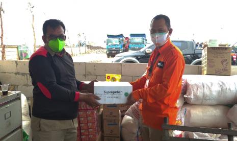 Selain Superqurban, Rumah Zakat juga memberikan 50 paket sembako dan vitamin serta air mineral kepada para petugas TPU Rorotan 