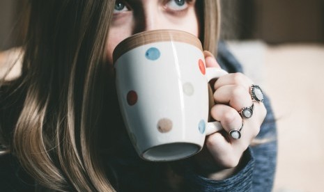 Minum kopi. Sediakan waktu untuk diri sendiri (me time) 20 menit sehari. Anda bisa mengisinya dengan hal-hal yang membuat hati senang, entah dengan menikmati secangkir kopi, membaca, atau merawat diri.