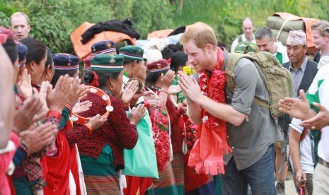 Selama kunjungannya ke Nepal Pangeran Harry berkeliling ke beberapa tempat, seperti di Desa Lamjung, (21/3).