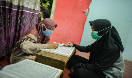 Selama pandemi Covid-19 akitivitas mengaji masih dilakukan di rumah dengan menerapkan protokol kesehatan.