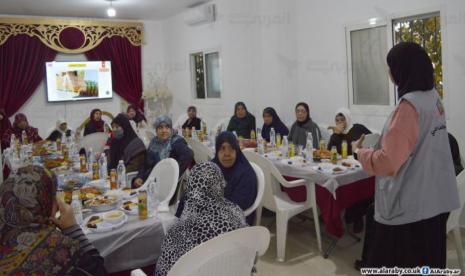 Selama Ramadhan, sebuah kelompok di kamp Ain al-Hilweh Lebanon Selatan untuk pengungsi Palestina memberikan makanan buka puasa untuk wanita lanjut usia yang tidak memiliki tunjangan. Kebahagiaan Berbuka Puasa Bersama para Wanita Tua di Kamp Pengungsian Lebanon