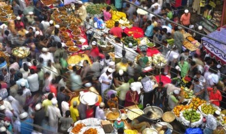 Selama seratus tahun lebih, pasar iftar Chawkbazar, pasar santapan berbuka puasa terbesar di Ibu Kota Bangladesh, Dhaka, selalu menarik kunjungan ratusan orang dari penjuru negara 