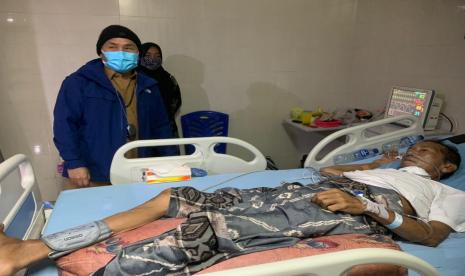 Selasa (23/11) malam lalu, Gubernur mengunjungi kerabat dan masyakarat yang membutuhkan perawatan di ruang perawatan biasa dan di ruang jantung intensive / ICVCU RSUD dr. Doris Sylvanus.