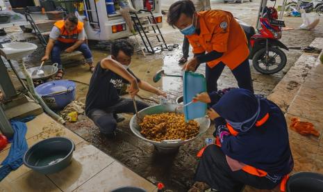 Selasa (23/4), tim Rumah Zakat Action bersama BPKH menerjukan 11 Relawan, 1 Mobil Operational , 1 Mobil Ambulance dan 1 Food Truck ke RT.01  Desa Karangpatri kecamatan Pebayuran kabupaten Bekasi