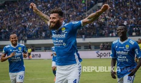 Selabrasi bek Persib Bandung Bojan Malisic (tengah) setelah mencetak gol ke gawang Arema FC  saat menjalani laga lanjutan Gojek Liga 1 di Stadion Gelora Bandung Lautan Api, Bandung, Jawa Barat, Kamis (13/9)