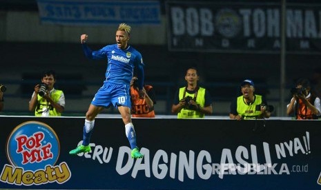 Selebras pemain Persib Raphael Maitimo usai mencetak gol di gawang Bali United dalam laga persahabatan di Stadion GBLA Bandung, Sabtu (8/4).