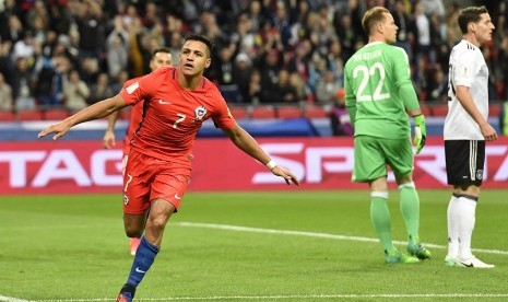 Selebrasi Alexis Sanchez (kiri) setelah menjebol gawang Jerman pada Piala Konfederasi 2017.