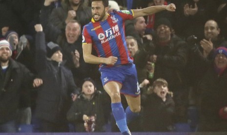 Selebrasi Andros Townsend seusai menjebol gawang Manchester United.