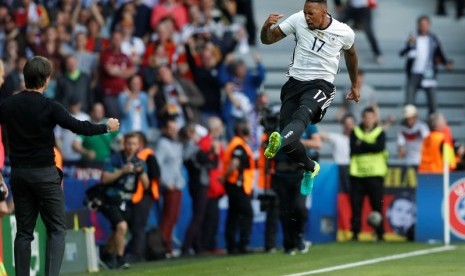 Selebrasi bek Jerman Jerome Boateng seusai mencetak gol ke gawang Slovakia.