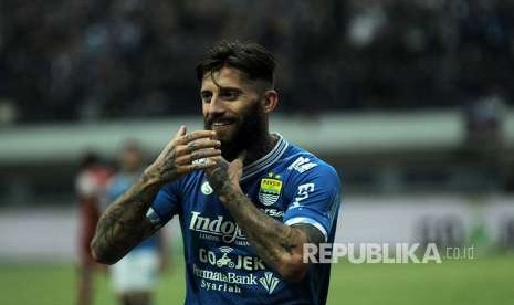 Selebrasi bek Persib Bandung Bojan Malisic  setelah mencetak gol ke gawang Arema FC saat pertandingan antara Persib melawan Arema FC dalam laga lanjutan Liga 1 di Stadion Gelora Bandung Lautan Api, Kota Bandung, Kamis (13/9). 