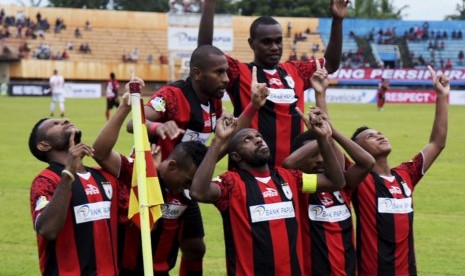 Selebrasi Boaz Solossa bersama rekan-rekan usai mencetak gol ke gawang Borneo FC pada laga lanjutan Liga 1 Gojek Traveloka 2017 di Stadiun Mandala Jayapura, Papua, Selasa (2/5). Persipura akan melawan Persib Bandung, besok.