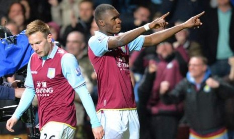 Selebrasi bomber Aston Villa Christian Benteke (kanan) usai melakukan hat-trick ke gawang Sunderland, Selasa (30/4) dini hari WIB.