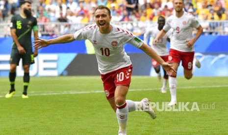 Selebrasi Christian Eriksen usai mencetak gol pada  pertandingan grup C Piala Dunia antara Denmark dan Australia  di Samara Arena di Samara, Rusia, Kamis (21/6).