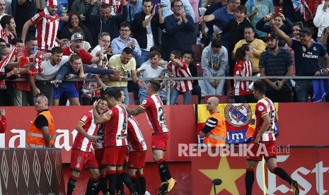 Selebrasi Christian Stuani setelah mencetak gol ke gawang Real Madrid pada pertandingan  Laliga di Montilivi stadium in Girona, Spanyol.