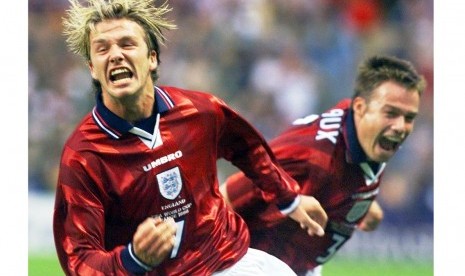 Selebrasi David Beckham (kiri) seusai mencetak gol untuk timnas Inggris saat masih bermain.