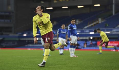 Selebrasi Dwight McNeil (K) usai mencetak gol ke gawang Everton, Ahad (14/3) dini hari WIB.