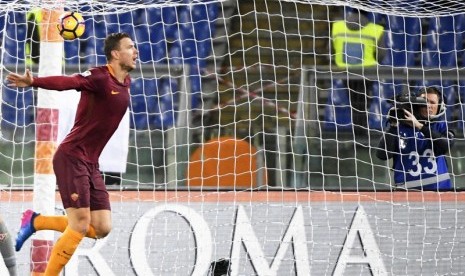 Selebrasi Edin Dzeko seusai menjebol gawang Fiorentina.