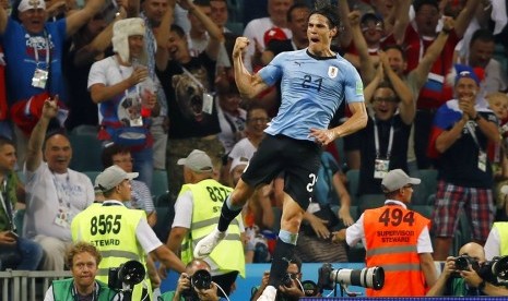 Selebrasi Edinson Cavani setelah mencetak gol kedua ke gawang Portugal.