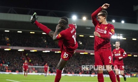 Selebrasi Firmino dan Mane  (kiri).