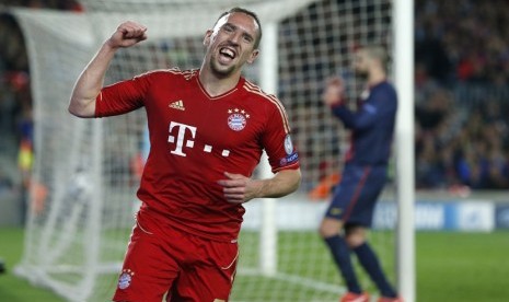  Selebrasi Franck Ribery setelah gol bunuh diri pemain belakang Barcelona Gerard Pique (kanan) di Camp Nou, Kamis (2/5) dini hari WIB.  (AP/Matthias Schrader)