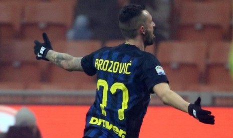 Selebrasi gelandang Inter Milan Marcelo Brozovic seusai menjebol gawang Genoa, Senin (12/12).