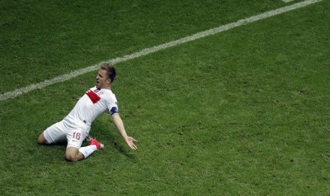  Selebrasi gelandang Polandia, Jakub Blaszczykowski (tengah) usai menjebol gawang Rusia pada  menit ke-57 dan menyamakan skor 1-1.  (Gero Breloer/AP)