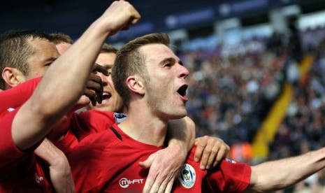 Selebrasi gelandang Wigan Athletic Callum McManaman usai mencetak gol kemenangan ke gawang West Bromwich Albion.