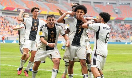 Selebrasi gol timnas Jerman U-17 yang dicetak oleh striker Paris Brunner (dua dari kanan) di Piala Dunia U-17 2023 Indonesia.