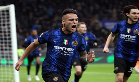 Selebrasi gol penyerang Inter Milan Lautaro Martinez (kiri) seusai menjebol gawang Salernitana dalam laga Serie A Liga Italia di Giuseppe Meazza, Sabtu (5/3/2022) dini hari WIB.