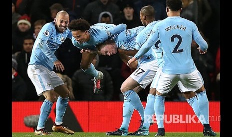 Selebrasi gol pertama City yang dicetak Divid Silva (kiri) pada laga derby Manchester di Old Trafford, Senin (11/12) dini hari.