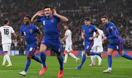 Selebrasi Harry Maguire setelah mencetsk gol pertama timnas Inggris ke Albania, Sabtu (13/11).