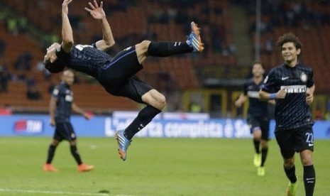 Selebrasi Hernanes usai mencetak gol ke gawang Atalanta.