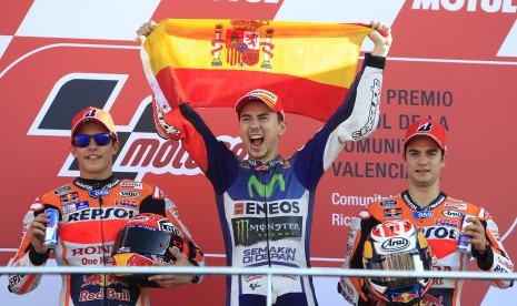 Selebrasi juara MotoGP 2015 Jorge Lorenzo setelah memenangkan lomba di sirkuit Ricardo Tormo, Valencia, Spanyol, Minggu, 8 November 2015.