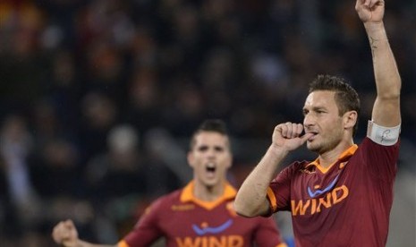 Selebrasi kapten AS Roma Francesco Totti usai mencetak gol ke gawang Inter Milan, Senin (21/1) dini hari.