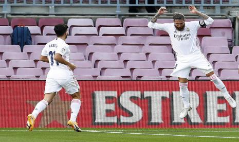 Selebrasi kapten Real Madrid, Sergio Ramos (Kanan) saat berhasil mengeksekusi pinalti pada laga melawan Barcelona di Camp Nou, akhir pekan ini.