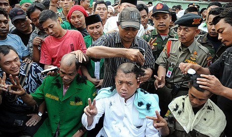 Selebrasi Kemenangan Untuk Jokowi Ketua Umum Gerakan Pemuda (GP) Anshor Nusron Wahid (tengah) bersama para simpatisan organisasi melakukan aksi penggundulan rambut massal di markas mereka di Jalan Kramat, Jakarta, Selasa (22/7). 