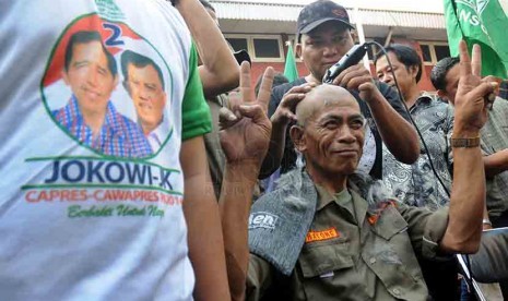 Selebrasi Kemenangan Untuk Jokowi Simpatisan organisasi GP Anshor melakukan aksi penggundulan rambut massal di markas mereka di Jalan Kramat, Jakarta, Selasa (22/7). 